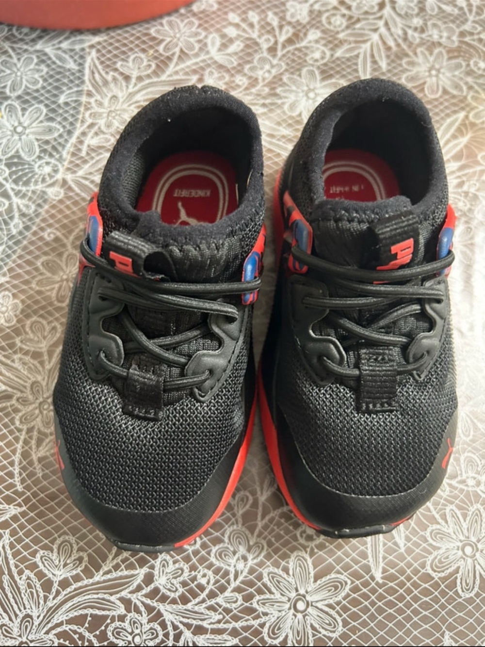 Puma Kids Black and Red Low-Top Sneakers